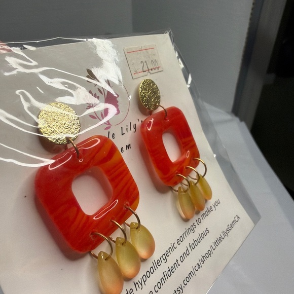 Handmade dangly orange and gold earrings - Picture 3 of 5